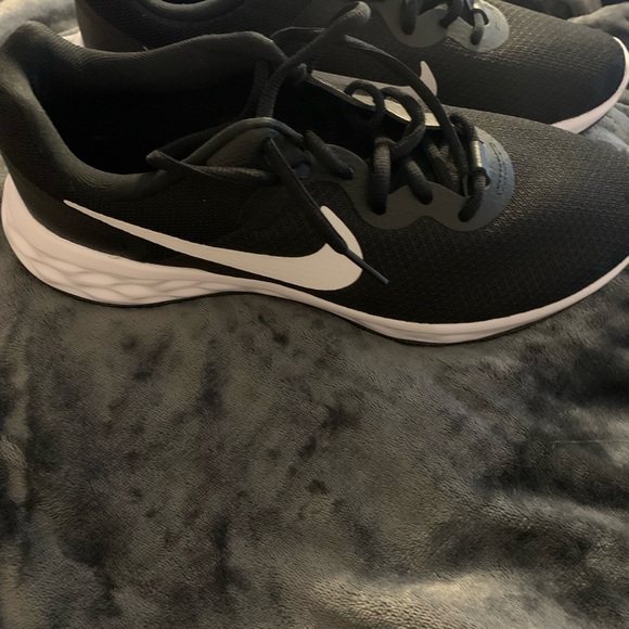 Nike Black and White Athletic Shoes - Picture 2 of 5